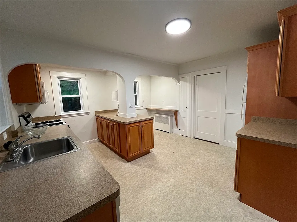 3 bed, 1.0 bath, 1204 sqft, $3,000 — Photo 4