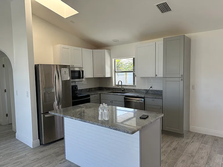 1306 SW 43rd Ln — Photo 3