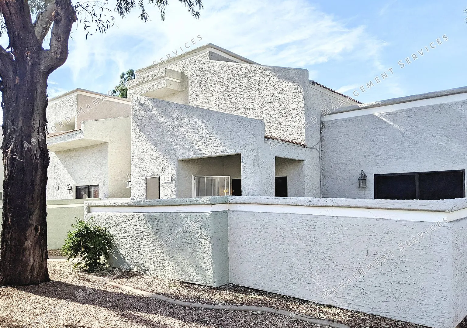 Move In Special 3 Bedroom 3 Bath End Unit Townhome In Gated Questa Vida — Photo 2