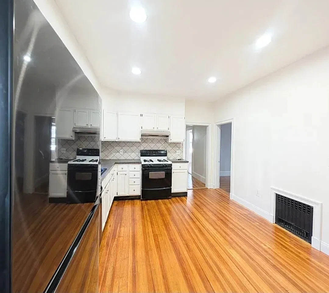 2 bed, 2.0 bath, 890 sqft, $3,600 — Photo 3