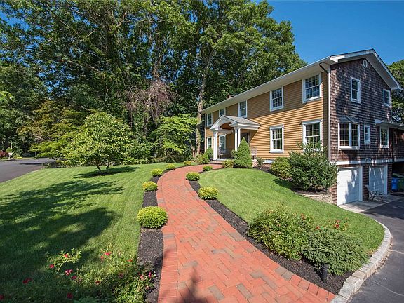 3rd image of 727 Pine Tree Ct