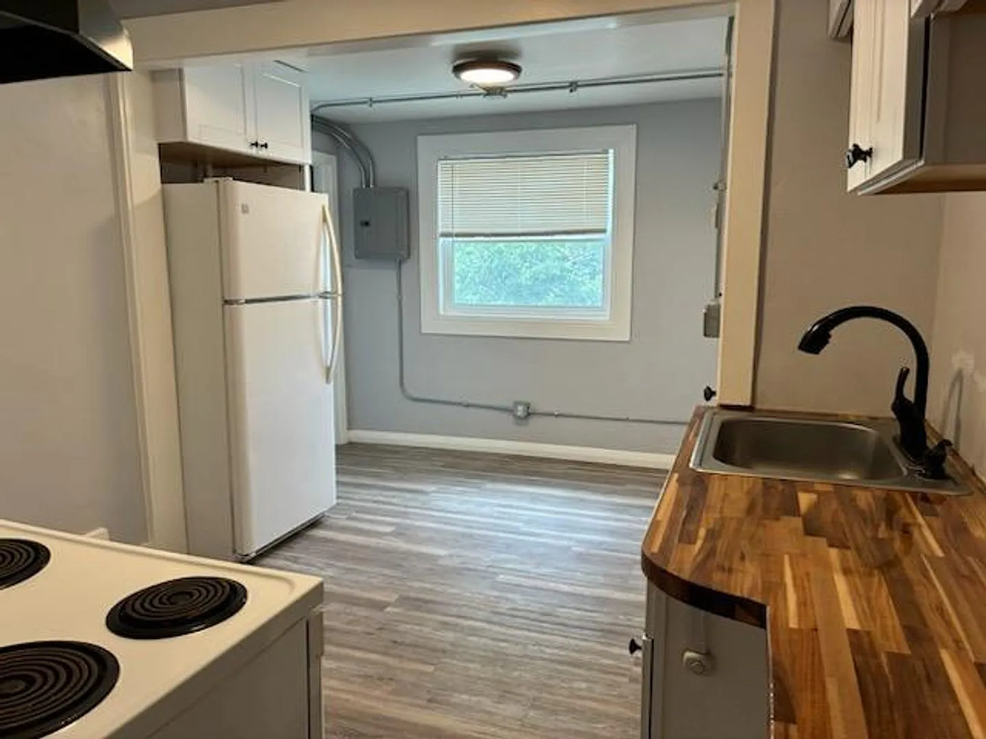 Charming Historic Downtown 3 Bedroom Apartment All Utilities Included! — Photo 4