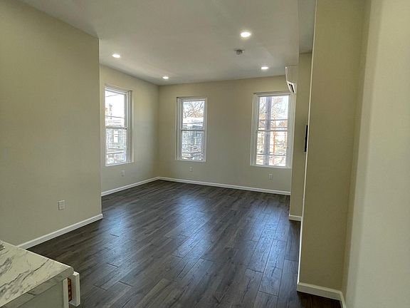 5th image of 810 W Somerset St #1-3