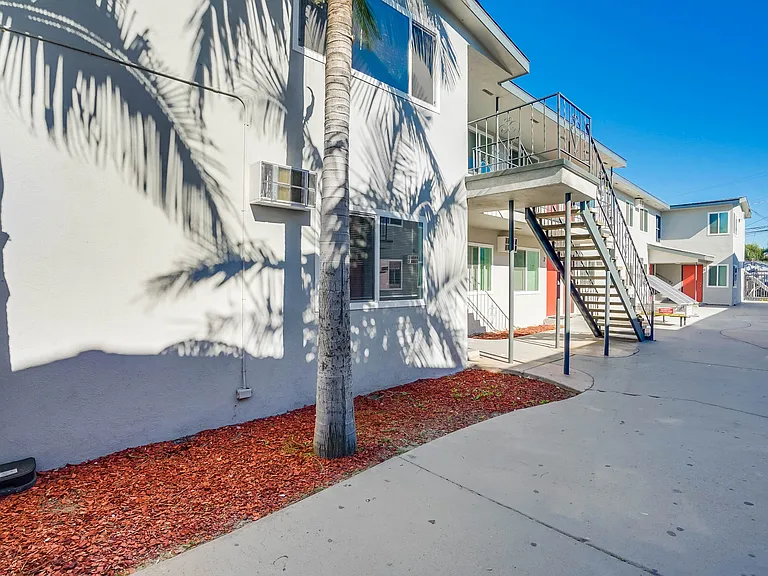 900 Alamitos Ave — Photo 7