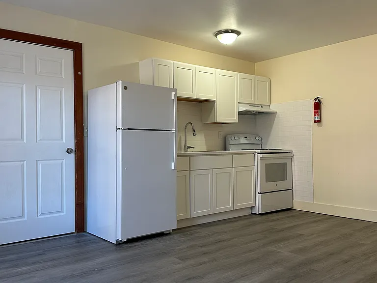 54 Vineyard Ave — Photo 2