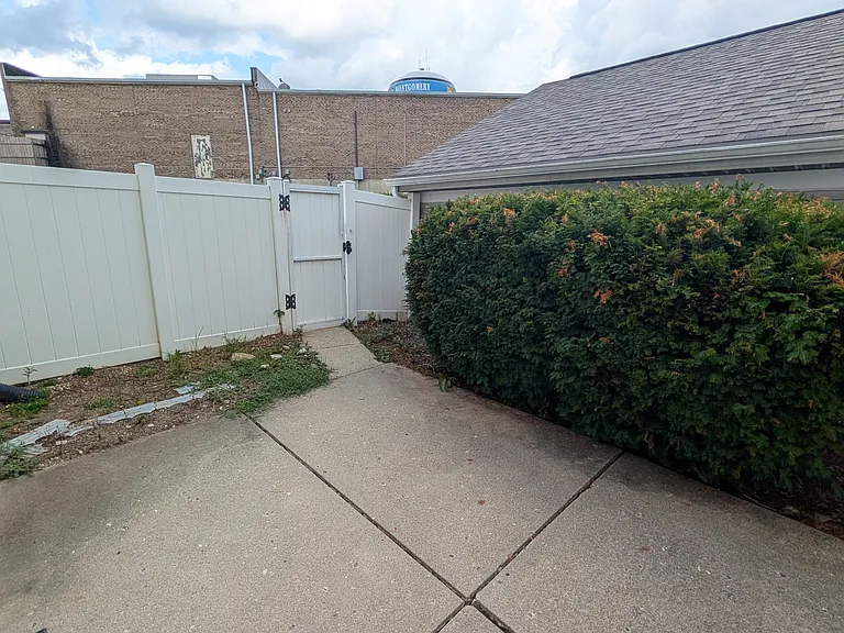 3195 Gracemore Ave — Photo 2
