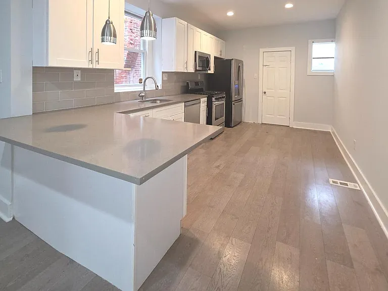 5515 Catharine St — Photo 6