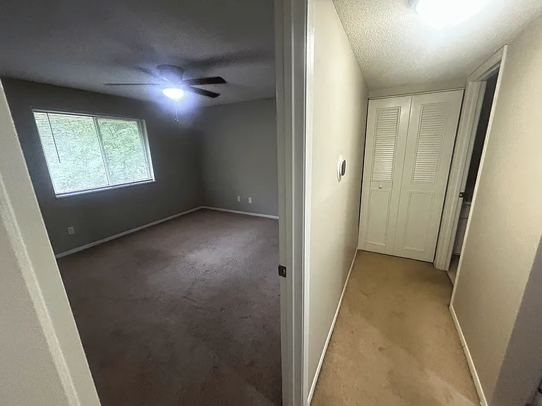 Hollow Hills Apartments — Photo 9