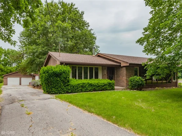 4406 E Oakwood Dr, Pleasant Hill, IA 50327