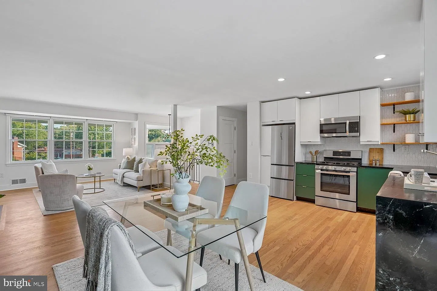 3 bed, 3.0 bath, 2189 sqft, $3,300 — Photo 3