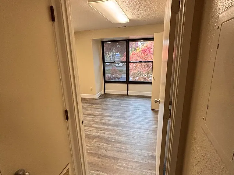 301 Crater Lake Ave — Photo 9