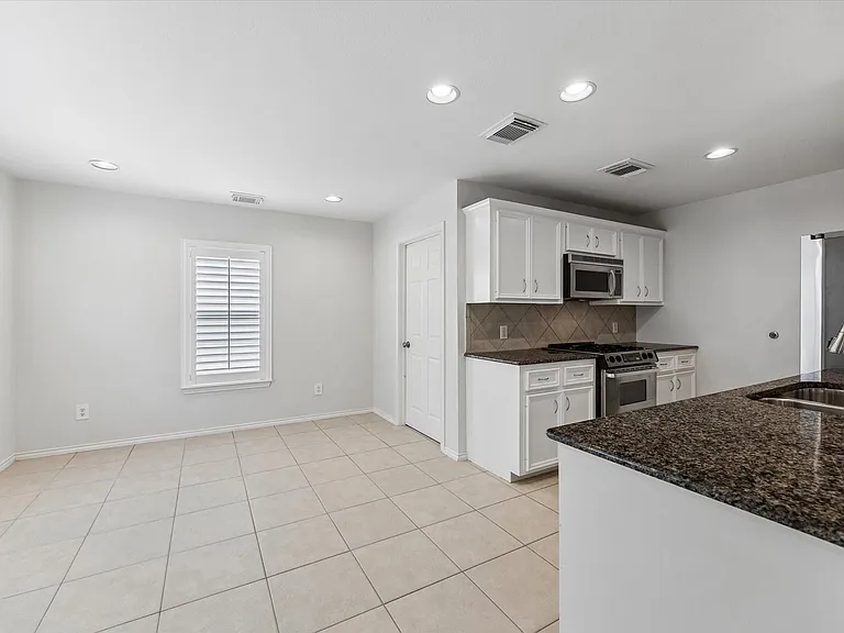 922 W Heights Hollow Ln — Photo 13