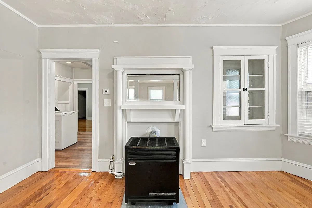 3 bed, 1.0 bath, 1239 sqft, $1,950 — Photo 3