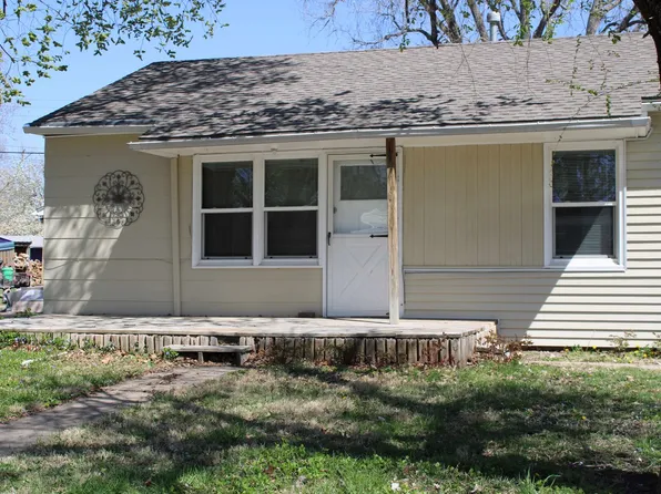 2012 Hayes Dr, Manhattan, KS 66502