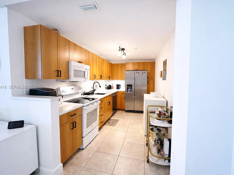 7501 E Treasure Dr #7L — Photo 11