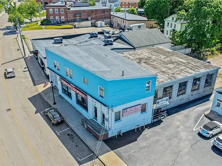 33 Railroad Ave — Photo 2