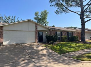 909 Forest Glen Dr, Bedford, TX 76021