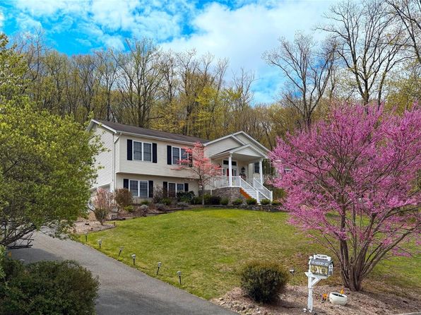 43 Hickory Road, Sloatsburg, NY 10974