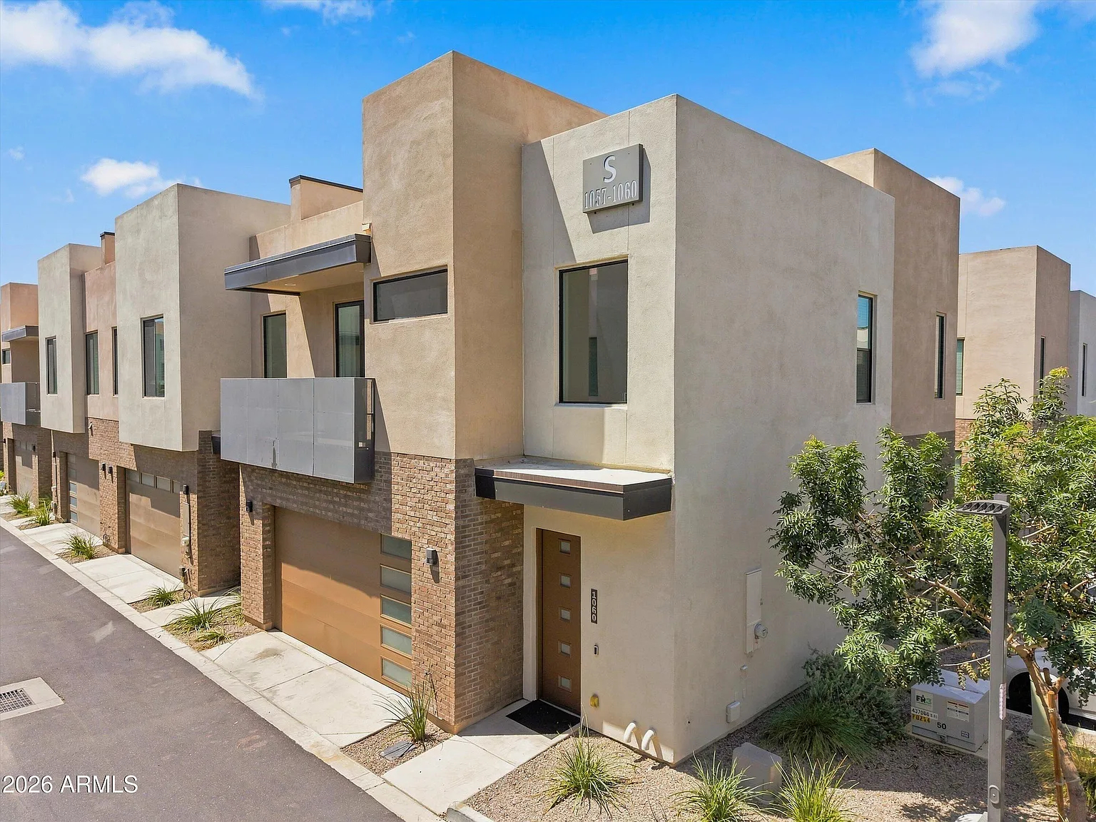 3 bed, 2.5 bath, 1839 sqft, $3,000 — Photo 1