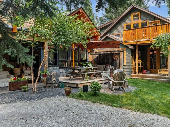 132 NE Rundle Cres #A, Canmore, AB T1W 2L6