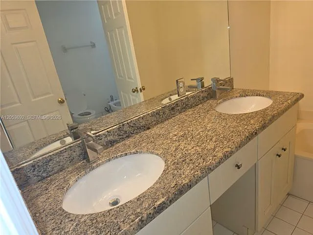 3 bed, 2.0 bath, 1301 sqft, $3,200 — Photo 4