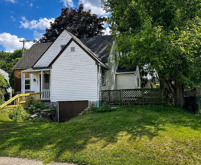 820 Center Ave — Photo 2