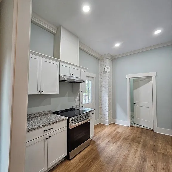 521 W 38th St — Photo 37