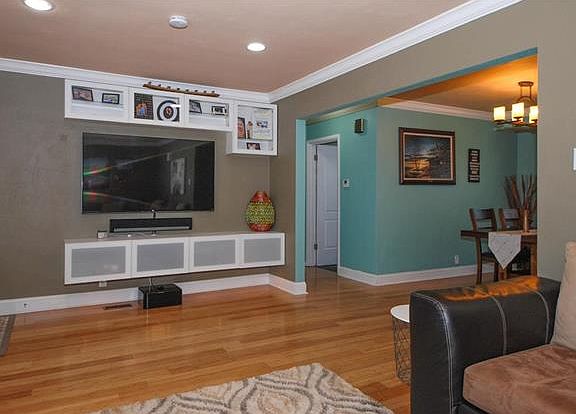 3rd image of 8443 Hampstead Dr