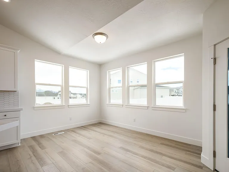1017 E Tucker Ln — Photo 8