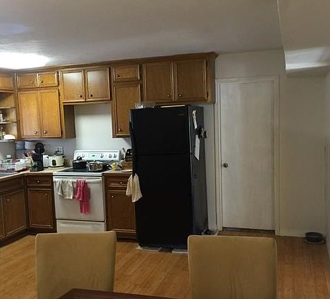 Kitchen/dining combo.