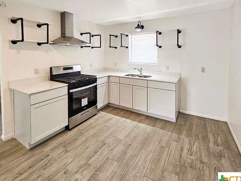 2312 Daisy Dr — Photo 2