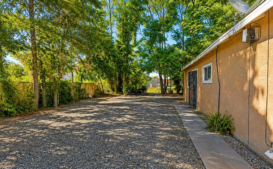 2 bed, 1.5 bath, 1000 sqft, $1,600 — Photo 1