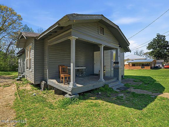 2nd image of 1005 Summit St