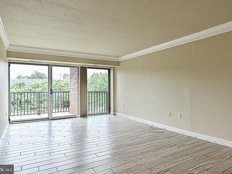 1300 Army Navy Dr #425 — Photo 13