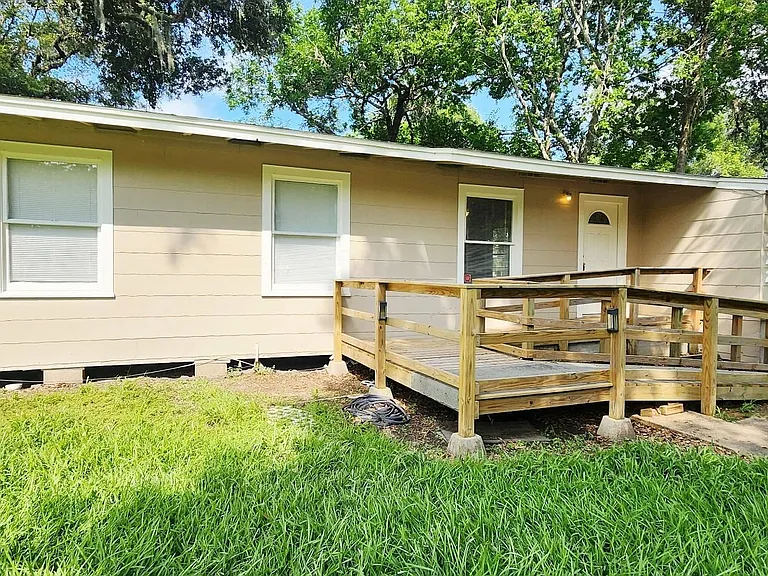 222 Winding Way St — Photo 2