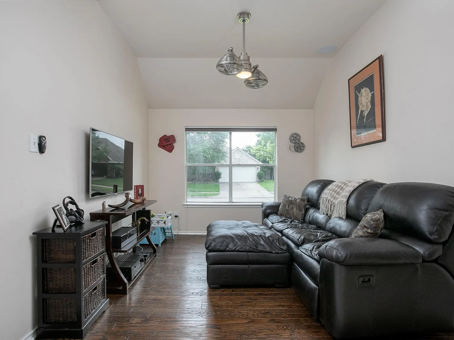3 bed, 2.0 bath, 1938 sqft, $3,600 — Photo 4