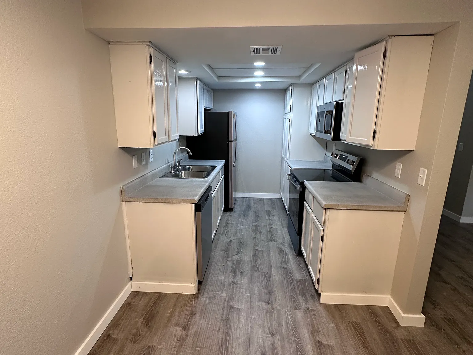 3 bed, 1100 sqft, $1,295 — Photo 3
