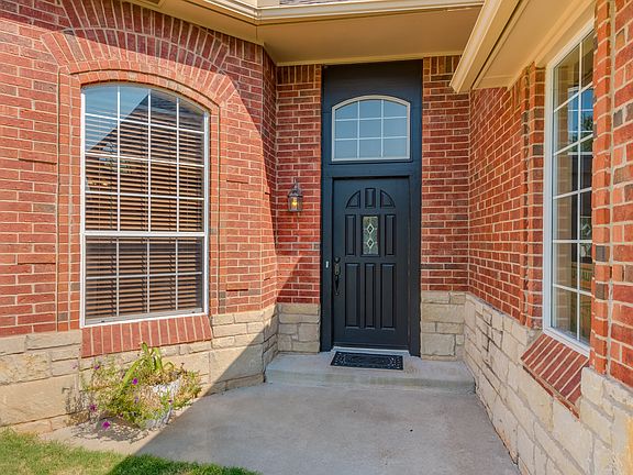 3rd image of 801 Justin Dr