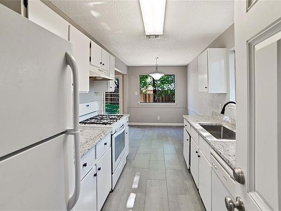 4th image of 708 Live Oak Dr