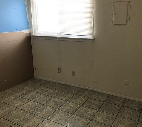 4th image of 429 Gladys Ave