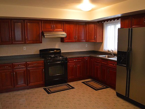 4th image of 141 Lily Pond Ave