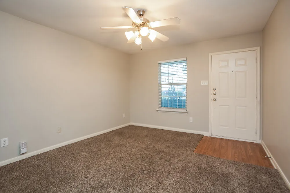 3 bed, 2.5 bath, 1334 sqft, $1,615 — Photo 3