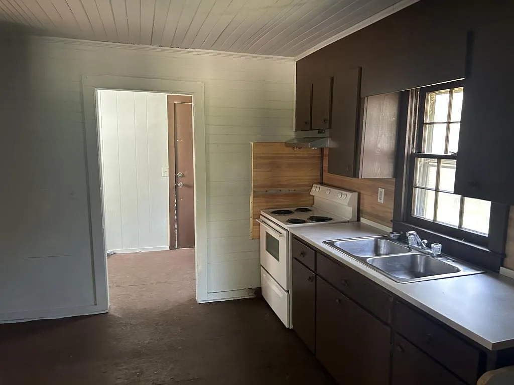 308 Chase St — Photo 4