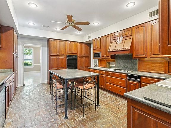 3rd image of 228 Rue Saint Peter