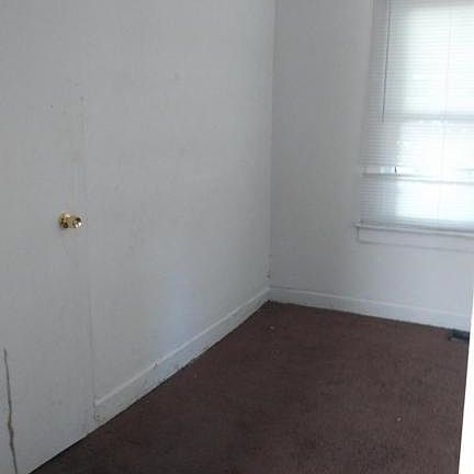 4th image of 3030 N Gladstone Ave