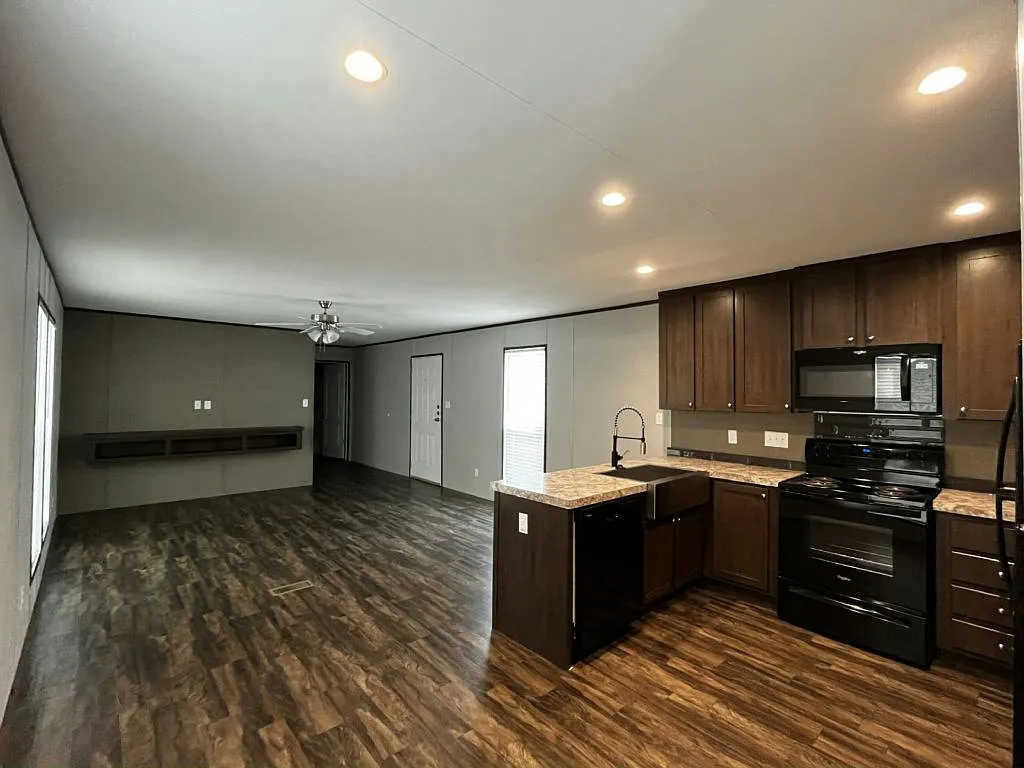2 bed, 2.0 bath, 912 sqft, $1,431 — Photo 2
