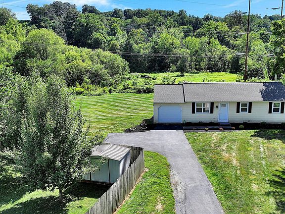 3rd image of 132 Stonehouse Ln