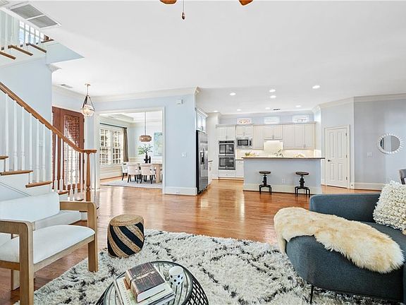 5th image of 932 Manor Parc Dr