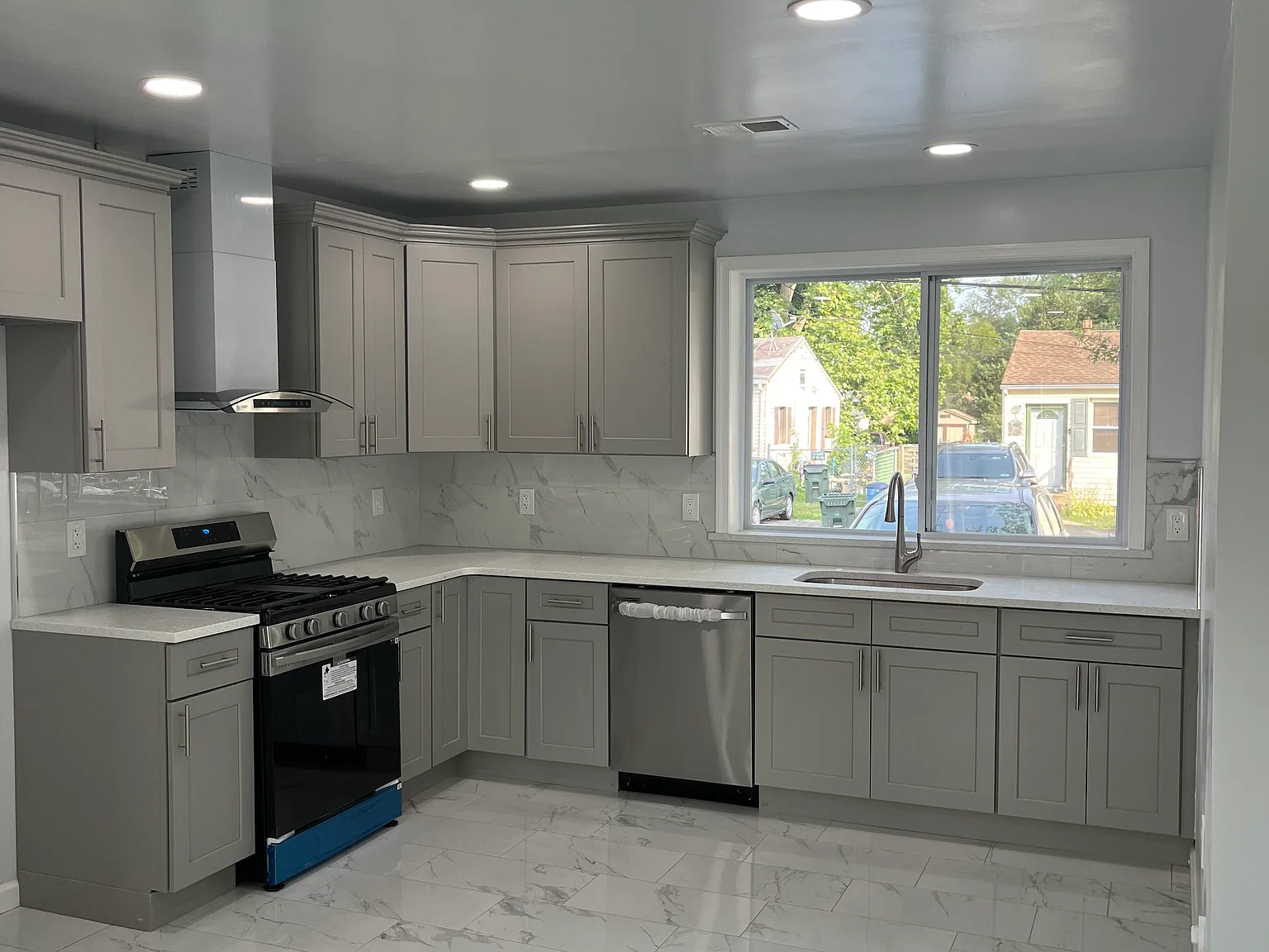 403 Albany Ct — Photo 4