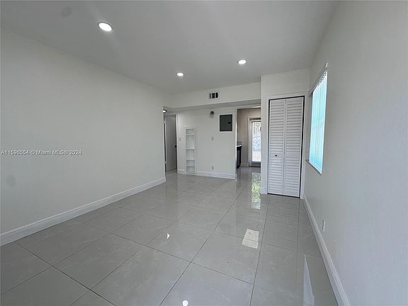 3rd image of 1716 Lauderdale Manor Dr